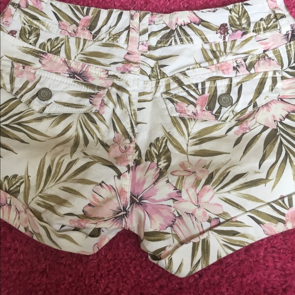 Hawaiian flower print shorts - Picture 2 of 4